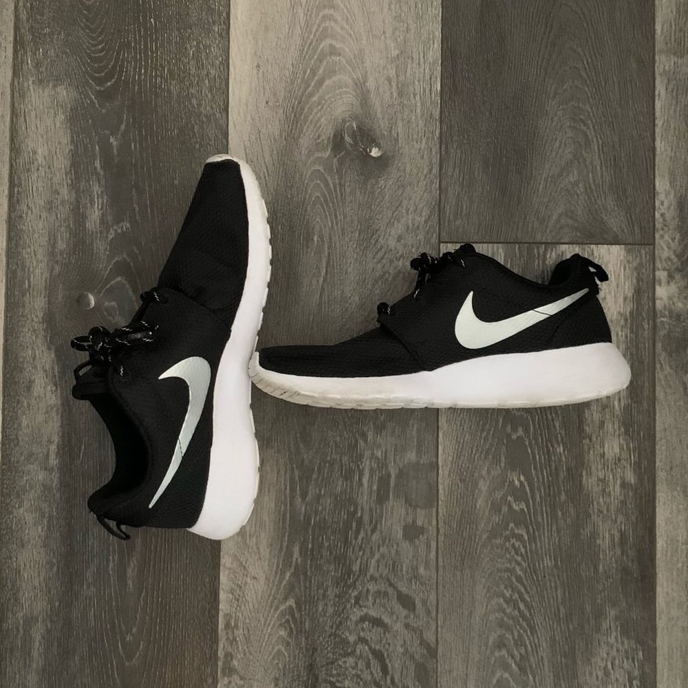 Nike Roshe Ones Women’s 8.5